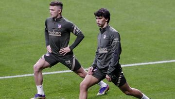 Jo&atilde;o F&eacute;lix junto a Trippier en un entrenamiento. 