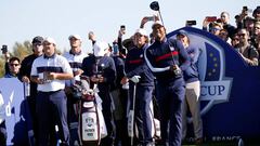 Tiger Woods golpea la bola ante Patrick Reed y Phil Mickelson durante un entrenamiento para la Ryder Cup en Le Golf National de Par&iacute;s.