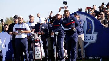 Tiger Woods golpea la bola ante Patrick Reed y Phil Mickelson durante un entrenamiento para la Ryder Cup en Le Golf National de Par&iacute;s.