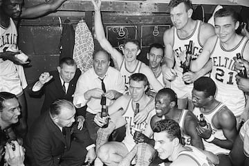 Hay franquicias que no tiene nueve jugadores en el Hall of Fame. Los míticos Celtics tienen nueve... solo en la plantilla de una temporada, la 1962-63. Los verdes, que ganaron el título tras derrotar en seis partidos a los Lakers, estaban en el mejor momento de la dinastía más legendaria de la historia del deporte estadounidense. Venían de cuatro anillos seguidos (y cinco en seis años), y todavía ganarían otros tres seguidos y cinco en seis años más, hasta 1969. Esos nueve eran: Bill Russell, Tom Heinsohn, Clyde Lovellette, John Havlicek, Frank Ramsey, Satch Sanders, Sam Jones, KC Jones y Bob Cousy.