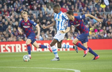 El jugador de la Real Sociedad, Isak, circula con el balón ante la defensa del Barcelona. 
