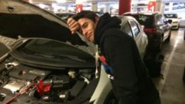 Márquez con las pinzas en la batería de su coche.