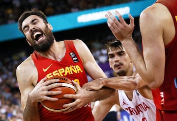 El ala-pívot español Pierre Oriola disputa un rebote con el ala-pívot croata Dario Saric.