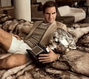 Federer posa como modelo de GQ con el trofeo de Australia