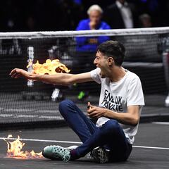 Un activista se quema el brazo en la Laver Cup