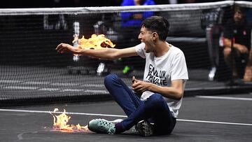 Un activista se quema el brazo en la Laver Cup