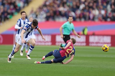 Jugada de la falta de Aritz Gabilondo a Dani Olmo. 