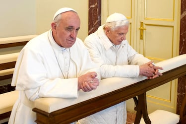 Primera imagen de dos papas coetáneos. Tras su renuncia, el Papa Benedicto XVI se retiró a Castelgandolfo, residencia papal en verano donde vivió sus últimos años, falleció en 2022. El Papa Francisco, al poco de ser elegido Papa, fue a visitarle y comieron y rezaron juntos aquel día.