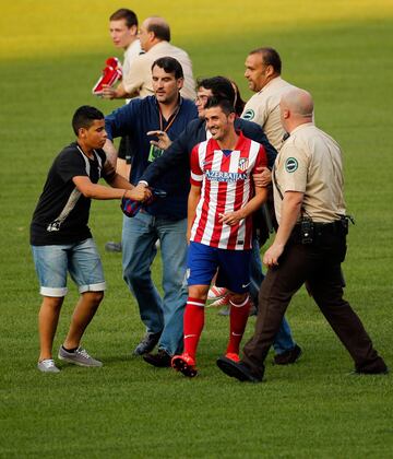 El Atlético de Madrid hizo oficial el traspaso desde el Barcelona de David Villa el 8 de julio de 2013. El día 15 se presentó en el Calderón entre una multitud de seguidores que invadieron en terreno de juego.