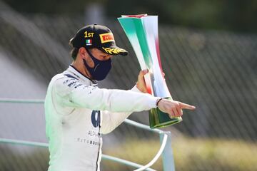 Pierre Gasly con el trofeo de campen del Gran Premio de Italia. 