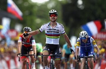 Peter Sagan celebra la victoria en la meta de Longwy.