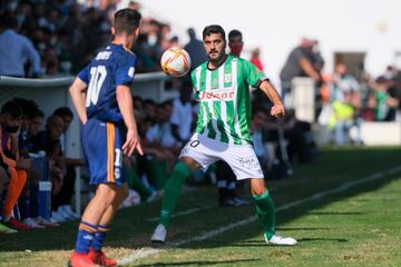 Pocos. Muy pocos son los futbolistas españoles que se proclamaron campeones de Europa en 2008 y siguen en activo. Uno de ellos es Dani Güiza que, con 41 años, no se cansa de golear, aunque sea en una categoría no profesional del fútbol español. Y es que el delantero jerezano, encumbrado por la Bota de Plata que consiguió en 2008 gracias a sus 27 goles en Liga, está desde 2017 en el Atlético Sanluqueño, ahora en el grupo II de la Primera RFEF, con el que ha jugado seis partidos y marcado un gol esta campaña. Una lesión le apartó de la eliminatoria de Copa ante el Sabadell.