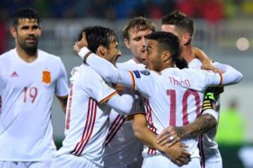 Spain's team celebrates after scoring during the FIFA World Cup 2018 qualification football match Albania vs Spain at the Loro-Borici stadium in Shkoder, on October 9, 2016. / AFP PHOTO / Andrej ISAKOVIC