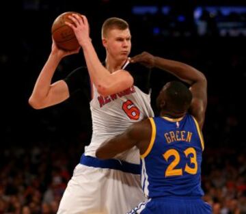 Kristaps Porzingis y Draymond Green.