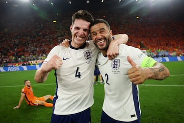 Declan Rice y Kyle Walker celebran el pase a la fina de la selección inglesa.