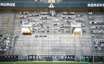 Imágenes de aficionados del Borussia Monchengladbach llenan las gradas del Borussia Park. Los seguidores del club alemán apoyan a su equipo comprando estos cartelones con sus caras y que permanecerán en el estadio hasta que vuelvan los partidos al estadio.