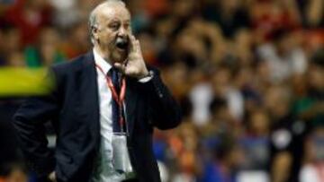 Vicente del Bosque da instrucciones durante el España-Macedonia.