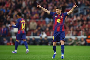El jugador del Barcelona, Robert Lewandowski, celebra el 4-1 al Villarreal. 