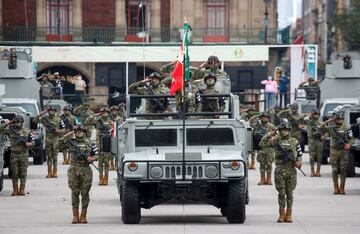 Desfile por la Independencia rinde homenaje a héroes de la salud