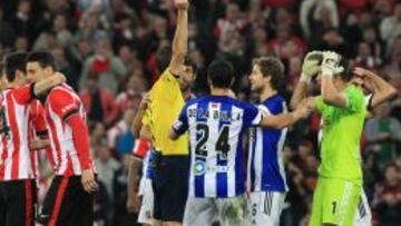 Mikel González, expulsado ante el Athletic.