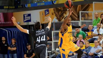 GRAF055. LAS PALMAS DE GRAN CANARIA 04/10/2018.- El alero estadounidense del Herbalife Gran Canaria DJ Strawberry (d) y el base del Monbus Obradoiro Pepe Pozas durante el partido de la segunda jornada de la Liga Endesa, que ambos equipos han disputado hoy