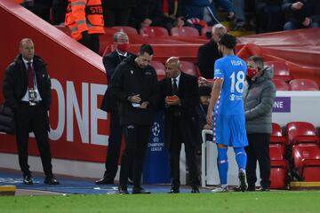 Felipe abandona el terreno de juego tras ser expulsado, tarjeta roja, por el árbitro Danny Makkelie.