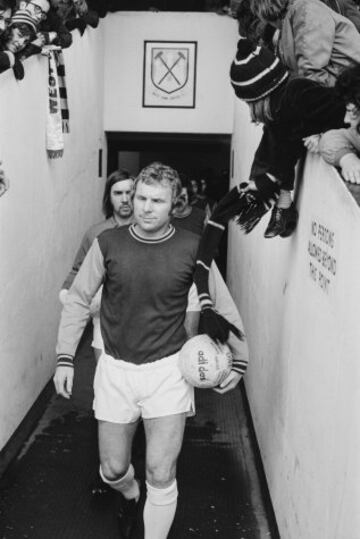 Defensa inglés de gran calidad técnica y conocido por su limpieza en el juego, rara vez fue amonestado. Toda su carrera jugó en el West Ham United en el que fue capitán durante 10 años. Fue internacional más de 90 veces con Inglaterra y como capitán levantó la Copa del Mundo de 1966.