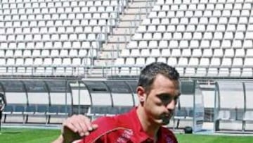 <b>ILUSIONADO. </b>Despotovic posó con su nueva camiseta y pisó el césped de Nueva Condomina.