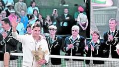 <b>PASA A LA HISTORIA. </b>Federer agarra la Copa, Roddick se lamenta y Sampras observa desde la grada.