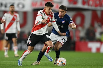 El mediocampista, Lucas Sanabria ante River Plate en la fase de grupos de la Copa Libertadores. (Photo by Luis ROBAYO / AFP)