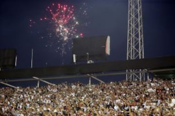 Los hinchas albos recibieron a su equipo con fuegos artificiales.