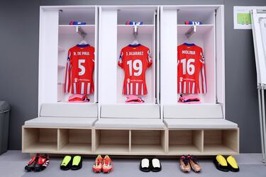 Las camisetas de Rodrigo de Paul, Julián Álvarez y Nahuel Molina colgadas en el vestuario visitante del Santiago Bernabéu.