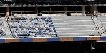 Operarios relizan diversas tareas en la  instalación de butacas, vallas de vidrio y pantallas, así como cambios en la instalación de las bandejas del césped.