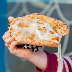 El local de Chamberí que reparte 100 pizzas gratis para celebrar su apertura: así son las ‘portafoglio’ de Pizza Wallet