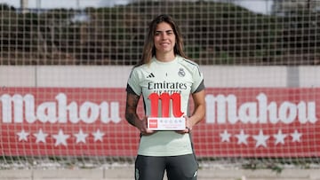 Misa posa con el trofeo Mahou a mejor jugadora del Real Madrid en febrero.