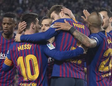El jugador del Barcelona Piqué celebra el 1-1 al Rayo Vallecano con el resto de sus compañeros. 