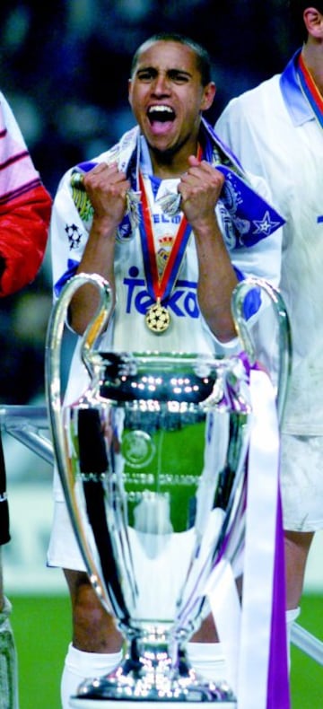 Roberto Carlos celebrando la victoria en el Amsterdam Arena