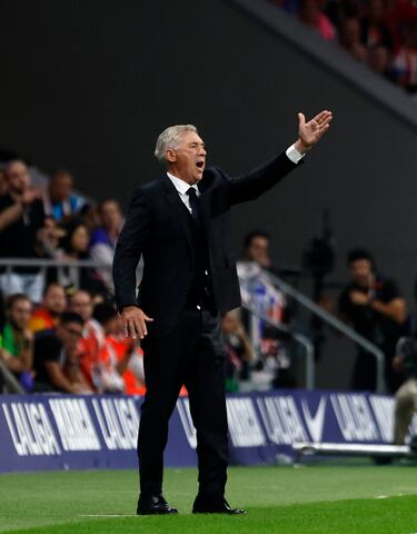 Ancelotti da instrucciones a sus jugadores.