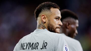 LILLE, FRANCE - AUGUST 21: Neymar Jr of Paris Saint Germain  during the French League 1  match between Lille v Paris Saint Germain at the Stade Pierre Mauroy on August 21, 2022 in Lille France (Photo by Rico Brouwer/Soccrates/Getty Images)