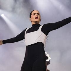 Rosalía crea polémica al mostrar una bandera de fútbol en un concierto