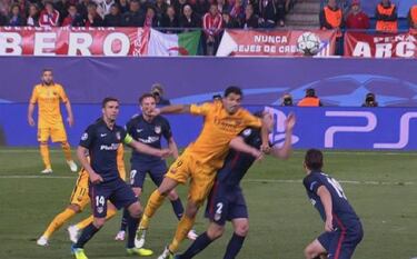 Suárez elbows Godín, leaves him with black eye