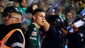 MEX8085. LEÓN (MÉXICO), 08/11/2025.- James Rodríguez de León reacciona este sábado, durante un partido de la Liga MX entre León y Puebla en el estadio León (México). EFE/Luis Ramírez