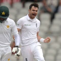 England beat Pakistan by 330 runs in the second test