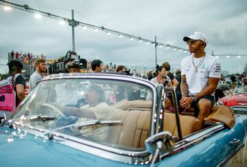 Lewis Hamilton llegando al circuito del GP de Singapur. 