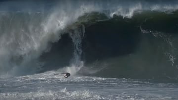 Kalani Lattanzi sufriendo un wipeout en la ola gigante de Itacoatiara.