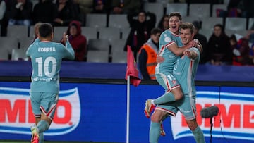 Julián Alvarez celebra con Sorloth el 4-4 final en Montjuïc.