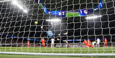 3-1. Federico Valverde controla en la frontal del área y saca un derechazo a la escuadra de la portería y superar a Alejandro Remiro.