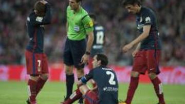 Godín, sobre el césped de San Mamés tras percatarse de su lesión.