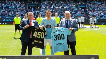 Iago Aspas recibe dos camisetas conmemorativas, una por haber jugado 450 partidos con el Celta y otra por haber superado los 300 en Primera, del vicepresidente del club vigu¨¦s Ricardo Barros y del directivo Pedro Posada durante los proleg¨®menos del encuentro entre el Celta y el Valencia.