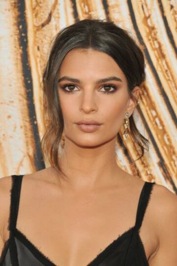 Emily Ratajkowski en los CFDA Fashion Awards.